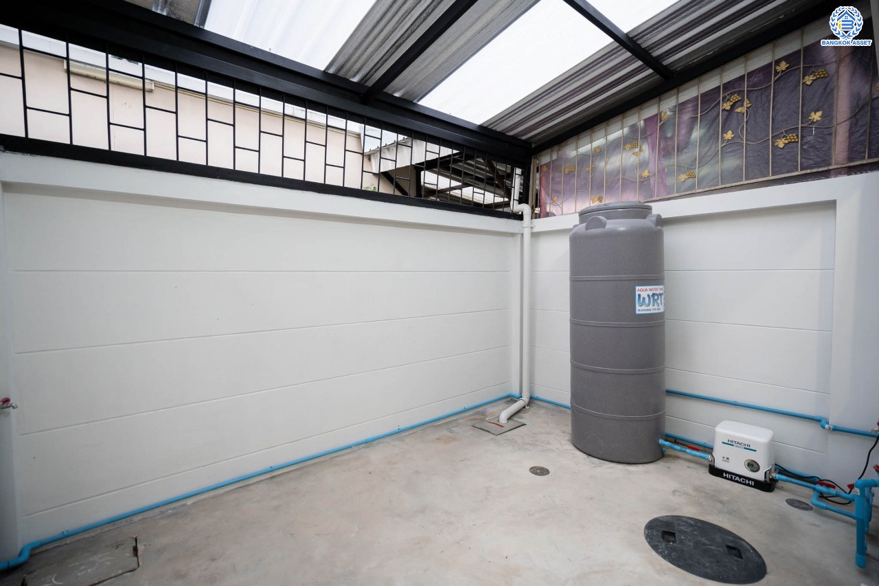 บ้านมือสองตกแต่งใหม่ ทาวน์โฮม 3 ชั้น โครงการ ปริญลักษณ์ เพชรเกษม69 พร้อมวิวสวนหน้าบ้าน บนเนื้อที่ 17.5 ตร.ว. ฟังก์ชัน 4 ห้องนอน 3 ห้องน้ำ จอดรถได้ 1 คัน รองรับทุกกิจกรรม บนทำเลเชื่อมต่อหลายเส้นทาง ใกล้จุดขึ้นทางด่วน "เพชรเกษม" และรถไฟฟ้าสายสีน้ำเงิน "สถานีหลักสอง"